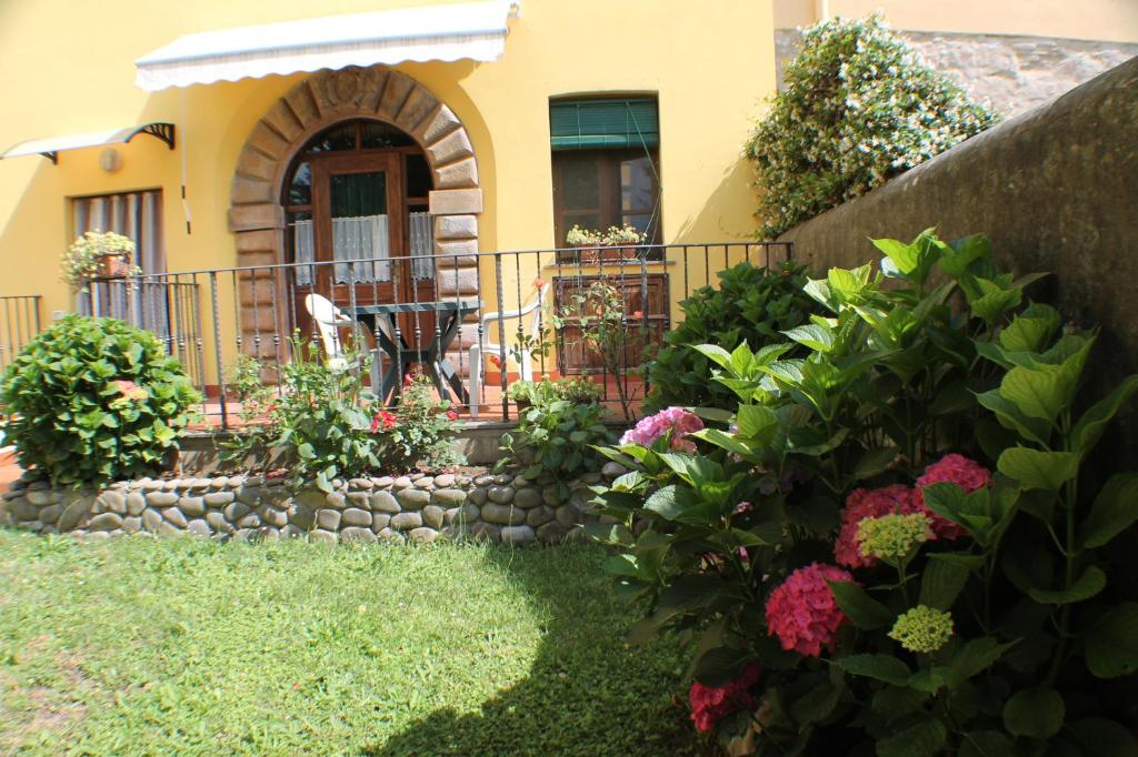 A garden outside B&B Villa Pardi Lucca