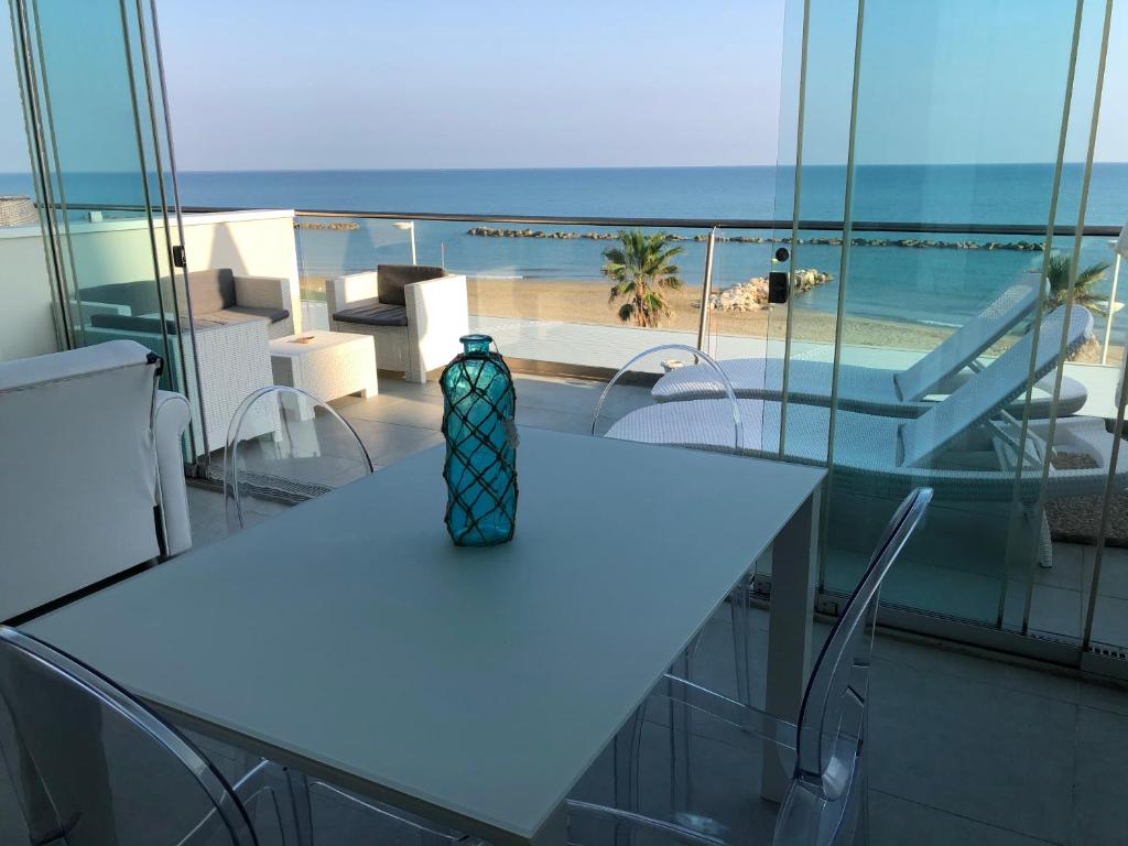 un vase assis au-dessus d'une table sur un balcon dans l'établissement Acqua di mare tra alba e tramonto, à Termoli