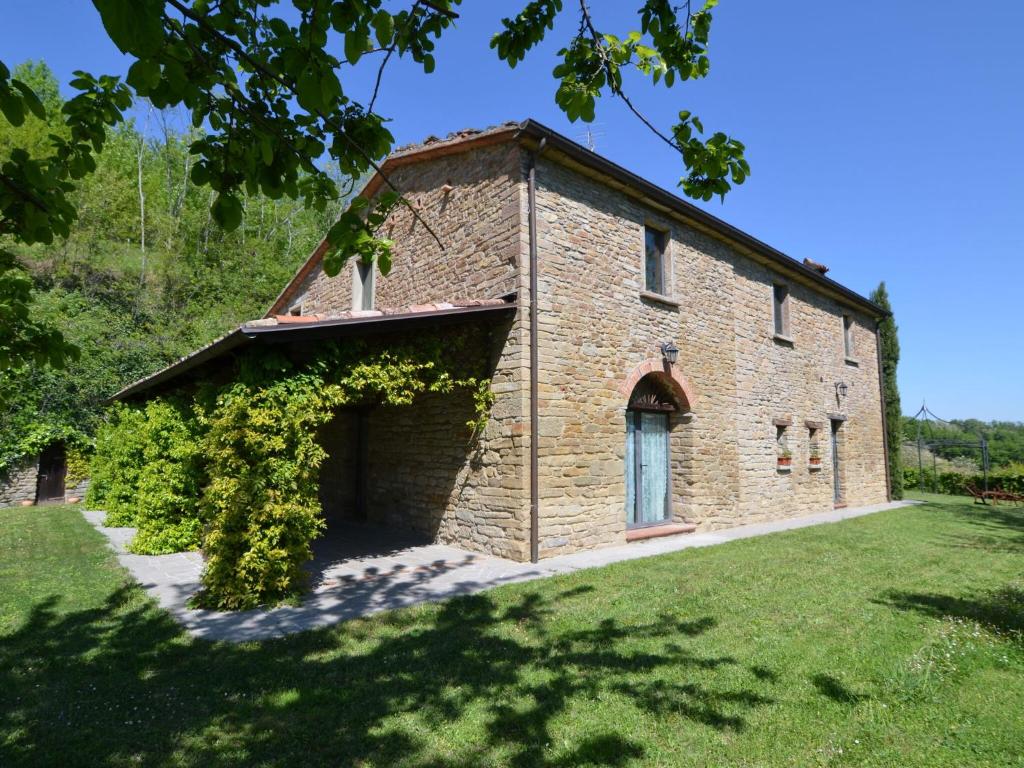ModiglianaにあるCozy Holiday Home in Modigliana Italy with Gardenの草原の古煉瓦造り