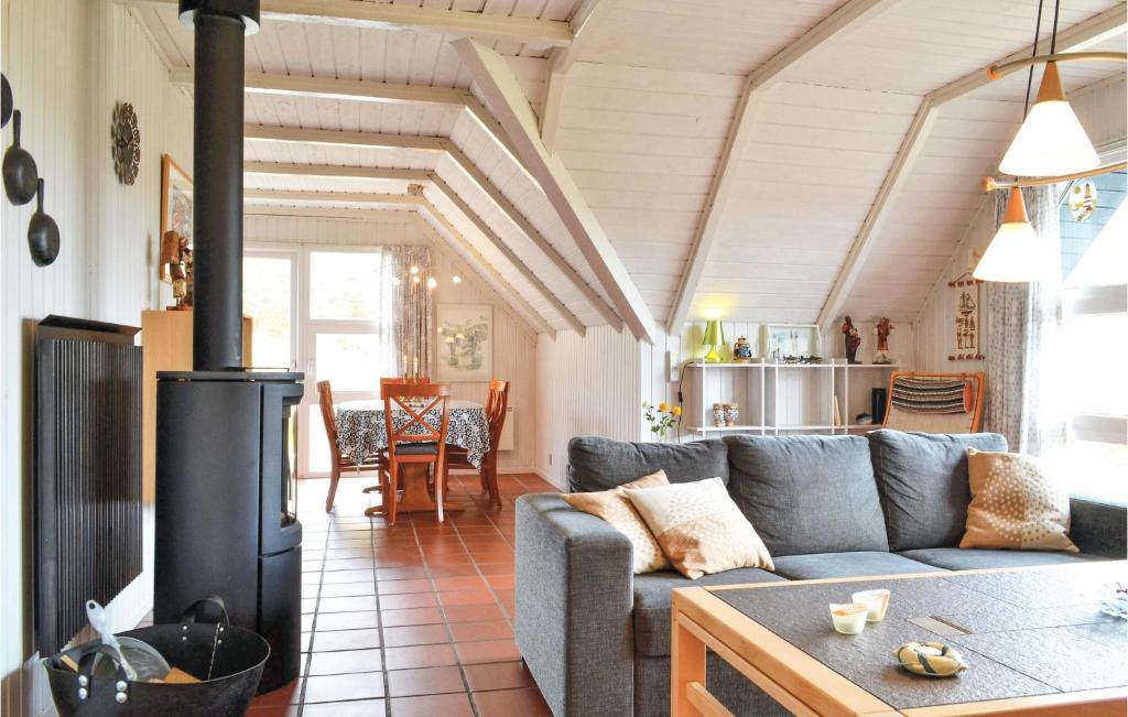 ein Wohnzimmer mit einem Sofa und einem Herd in der Unterkunft 2 Bedroom Awesome Home In Hvide Sande in Havrvig