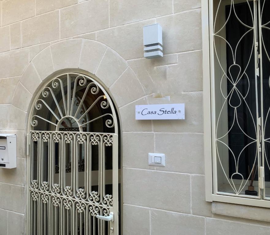 Una puerta a un edificio con un cartel. en CASA STELLA, en Lecce