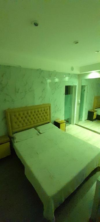 um quarto com uma cama grande num quarto em Rivadavia Plaza Hotel em Ituzaingó
