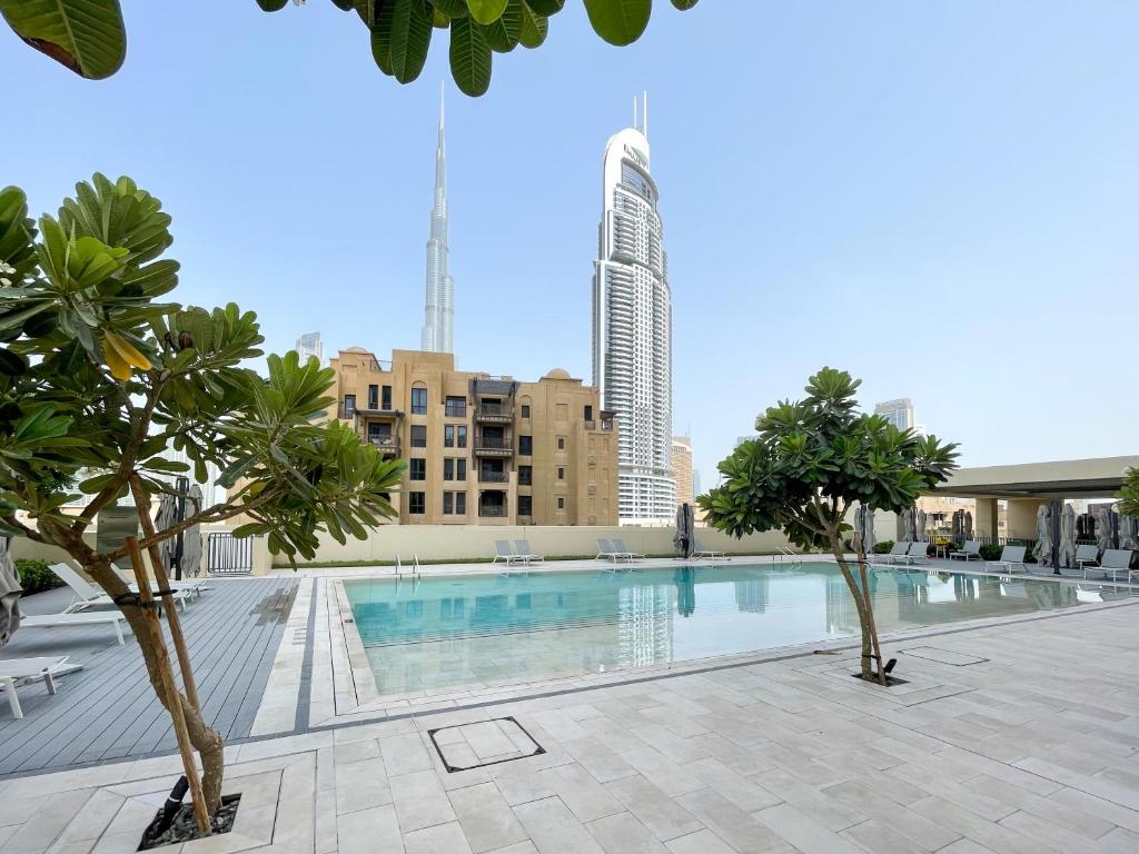 Bazén v ubytování Amazing apartment next to Dubai Mall 160BR-2 nebo v jeho okolí