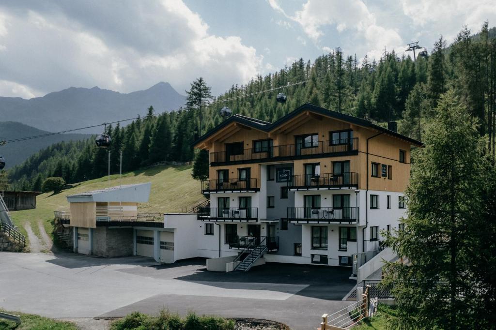 un edificio con un remonte en las montañas en A CASA Amethyst, en Sölden