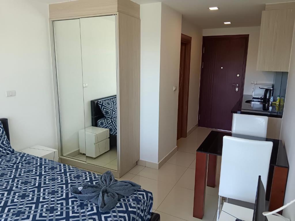 a room with a bed and a desk and a kitchen at Laguna Beach Resort 3 Maldives in Jomtien Beach