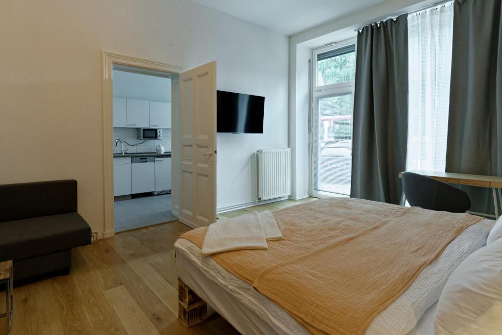 ein Schlafzimmer mit einem großen Bett und einem Fenster in der Unterkunft Apartment near Warschauer Platz and Spree river in Berlin