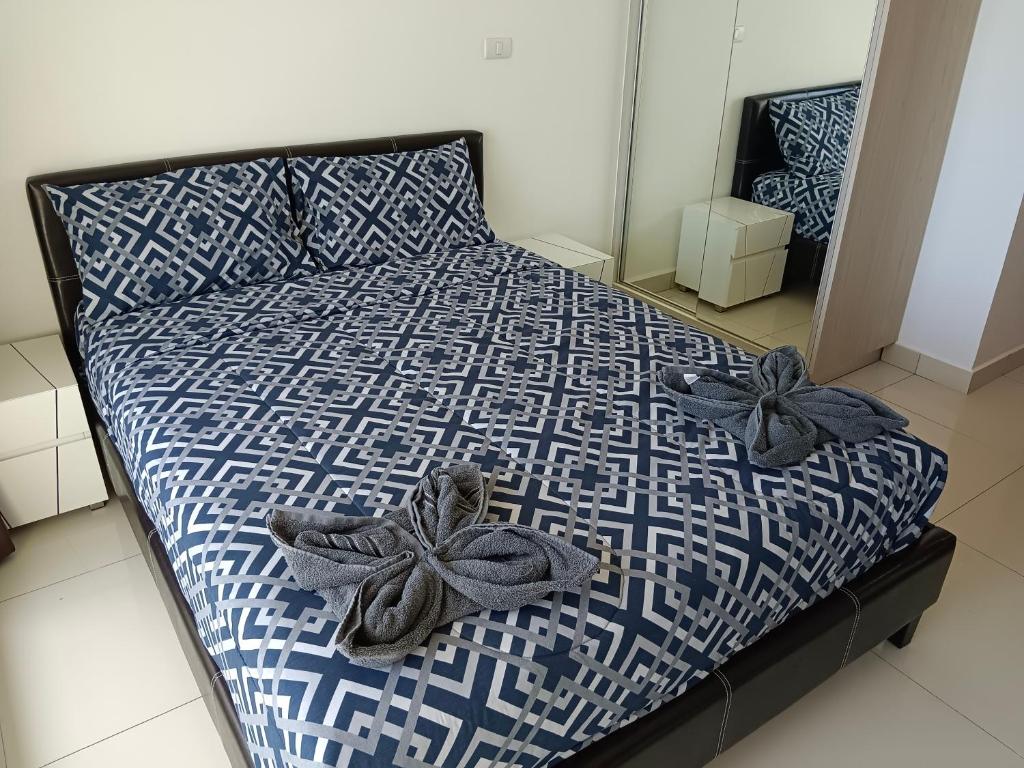 a bedroom with a bed with two bows on it at Laguna Beach Resort 3 Maldives in Jomtien Beach