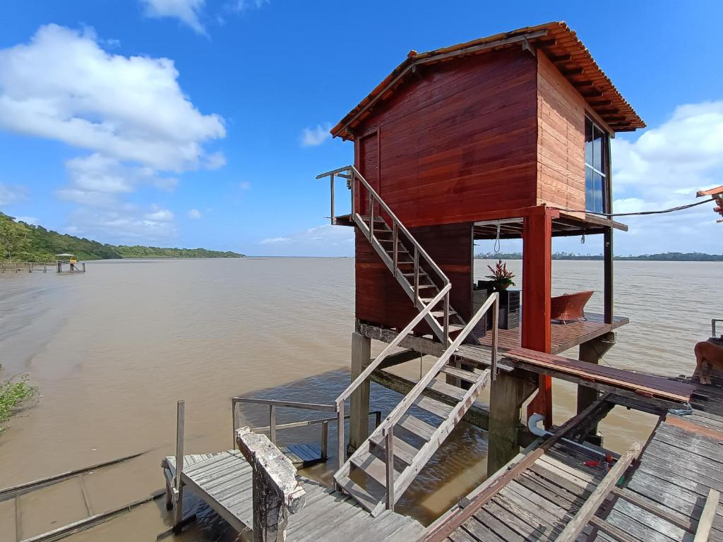 ein Haus auf einer Anlegestelle im Wasser in der Unterkunft ILHA DA FANTASIA in Belém