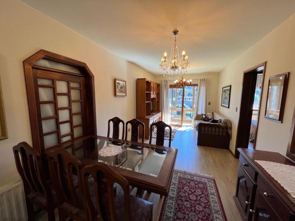 - une salle à manger avec une table et des chaises dans l'établissement Apartamento Edelweiss 403, à Gramado