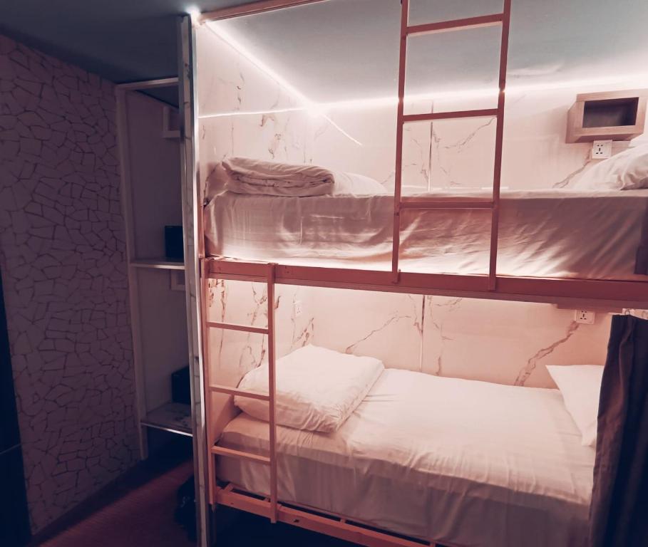 Postel nebo postele na pokoji v ubytování DE Hotel