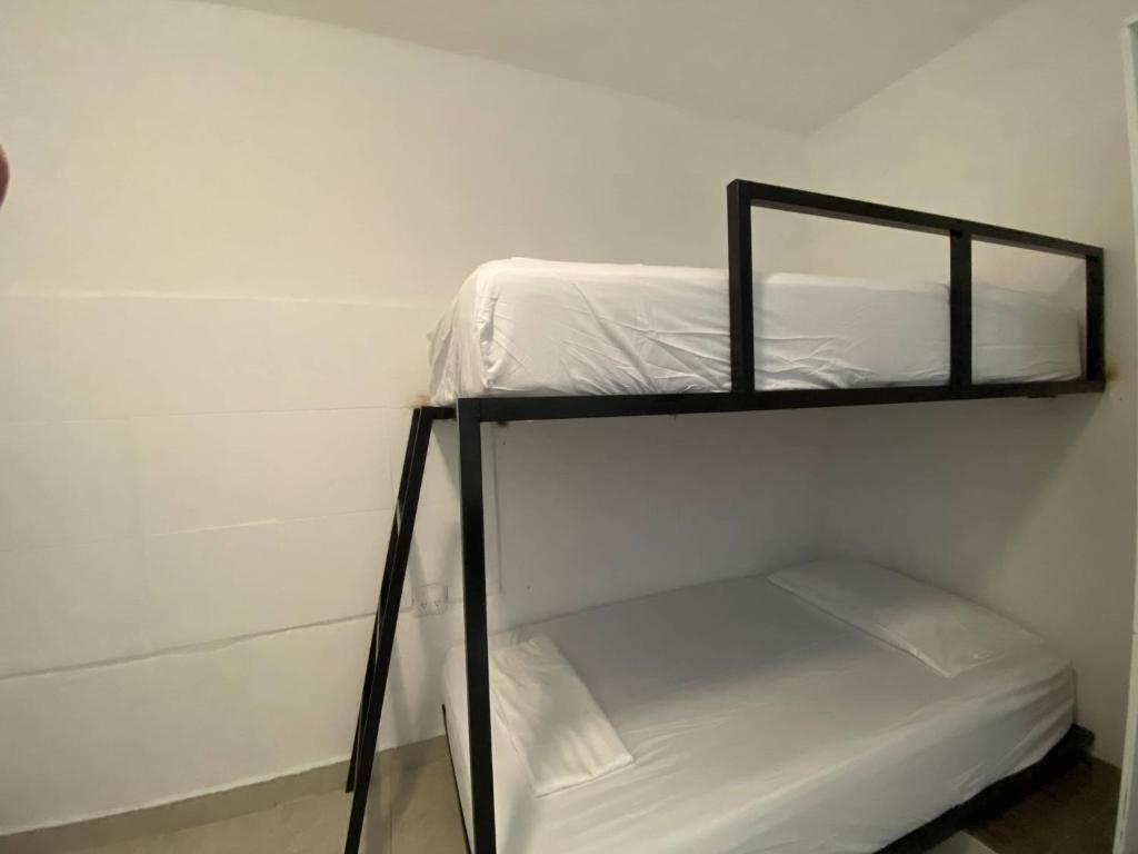 Postel nebo postele na pokoji v ubytování The Hostal Inn