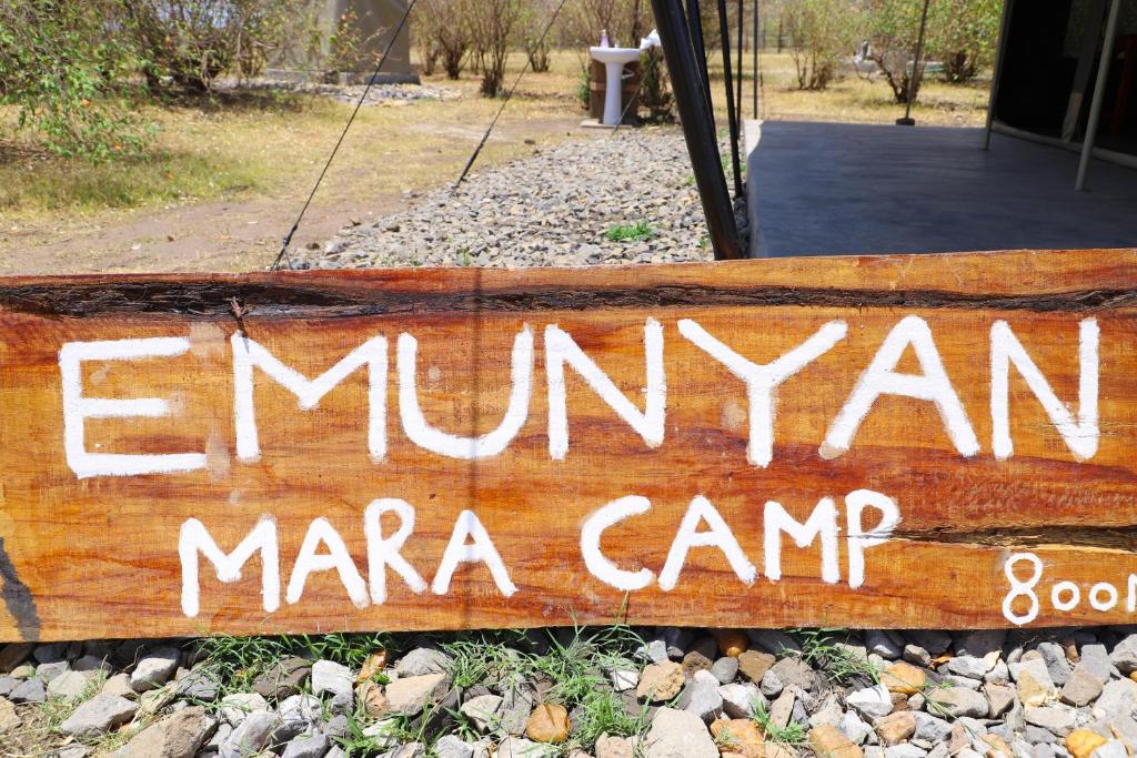 Una señal que dice campamento Emm Mara en Emunyan Mara Camp, en Narok