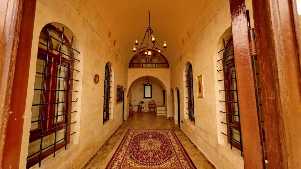 an empty hallway with a rug in a building at ULUBEY KONAĞI in Mardin