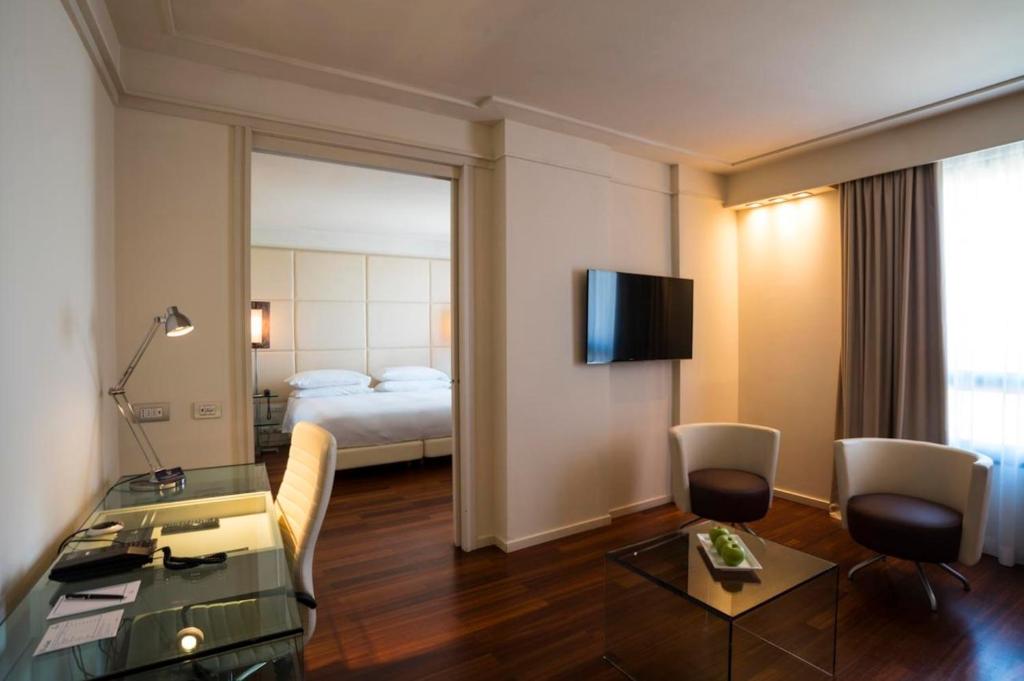 TV a/nebo společenská místnost v ubytování DoubleTree by Hilton Florence Metropole