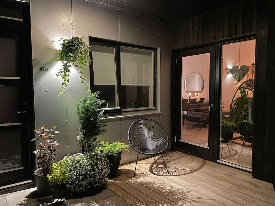 un patio avec une chaise et des plantes dans l'établissement A cozy home away from home, à Hveragerði