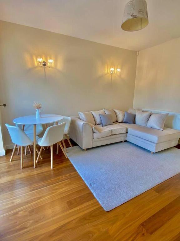 Impeccable 3Bed House in Thames Ditton, Thames Ditton (updated prices