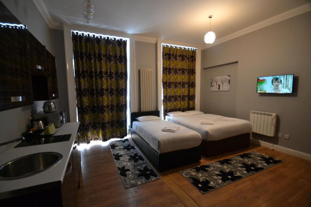 Hyde Park Suites - Standard Studio (3 Adults)