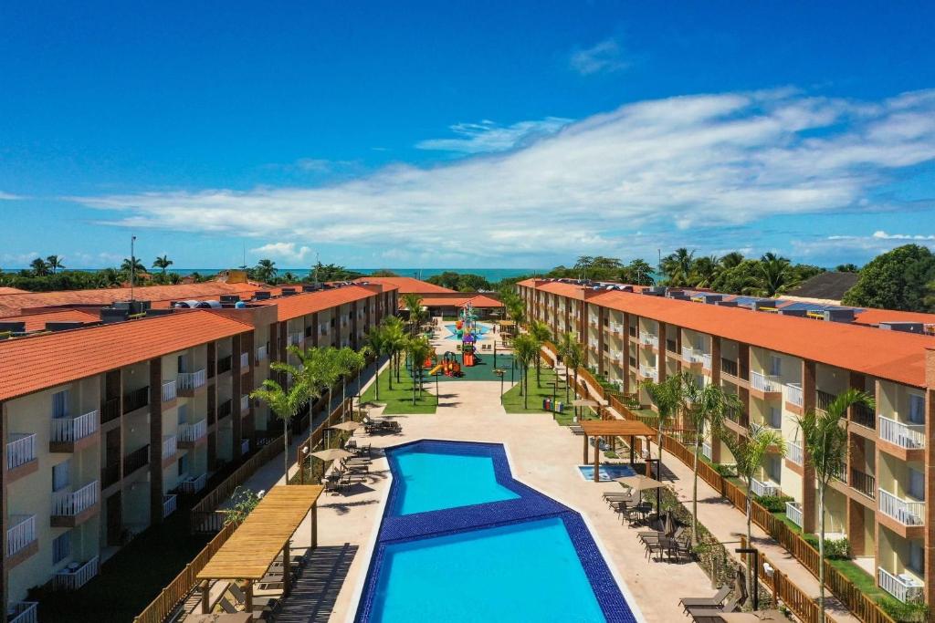 una vista aerea del cortile di un resort con due piscine di Ondas Praia Resort - MC a Porto Seguro