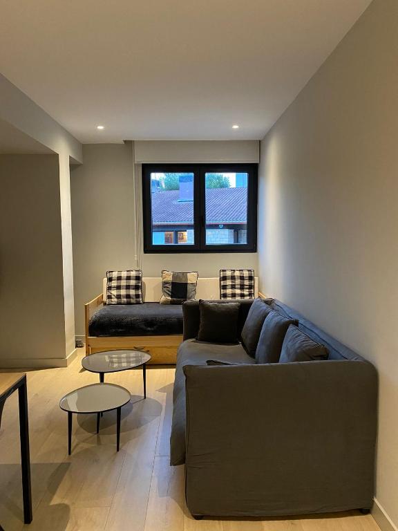 een woonkamer met een bank en een tafel bij Milimara Suites in San Sebastian