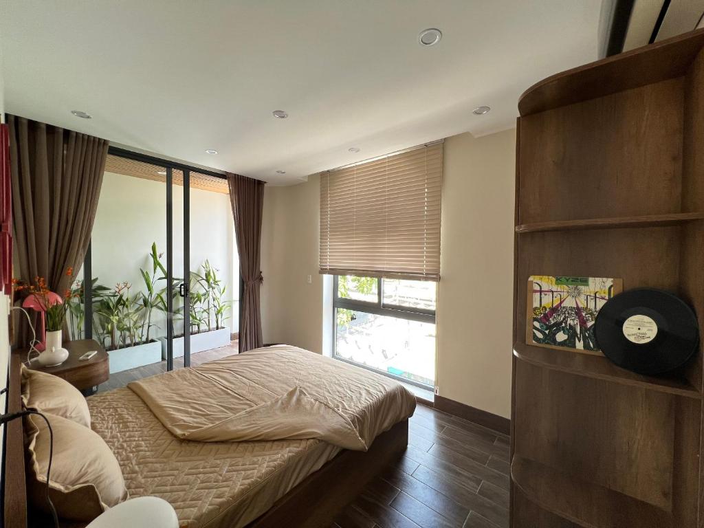sypialnia z łóżkiem i dużym oknem w obiekcie Dk House Hue w mieście Hue