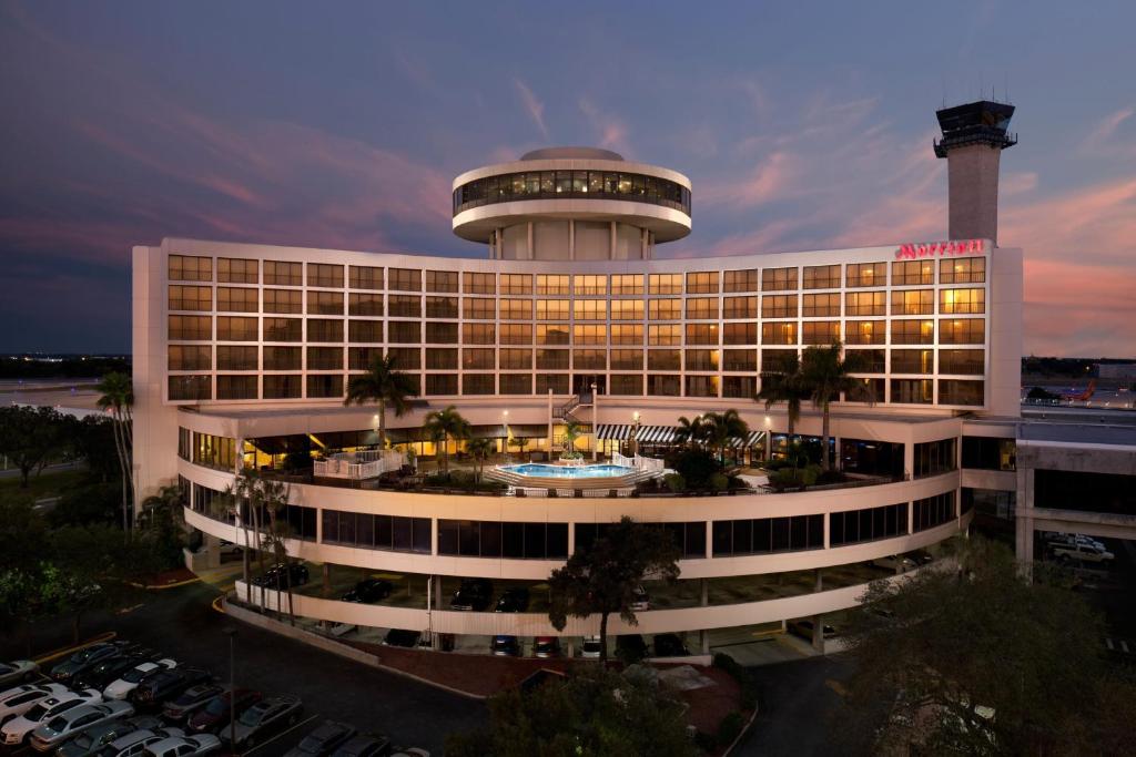 un grand bâtiment avec une tour en haut dans l'établissement Tampa Airport Marriott, à Tampa