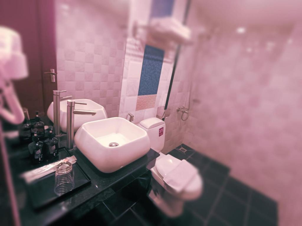 Koupelna v ubytování DE Hotel