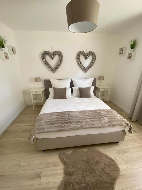 a bedroom with a bed with two hearts on the wall at Harzperle 1 II zentrales 3 Zi Apartment II Familien in Bad Harzburg