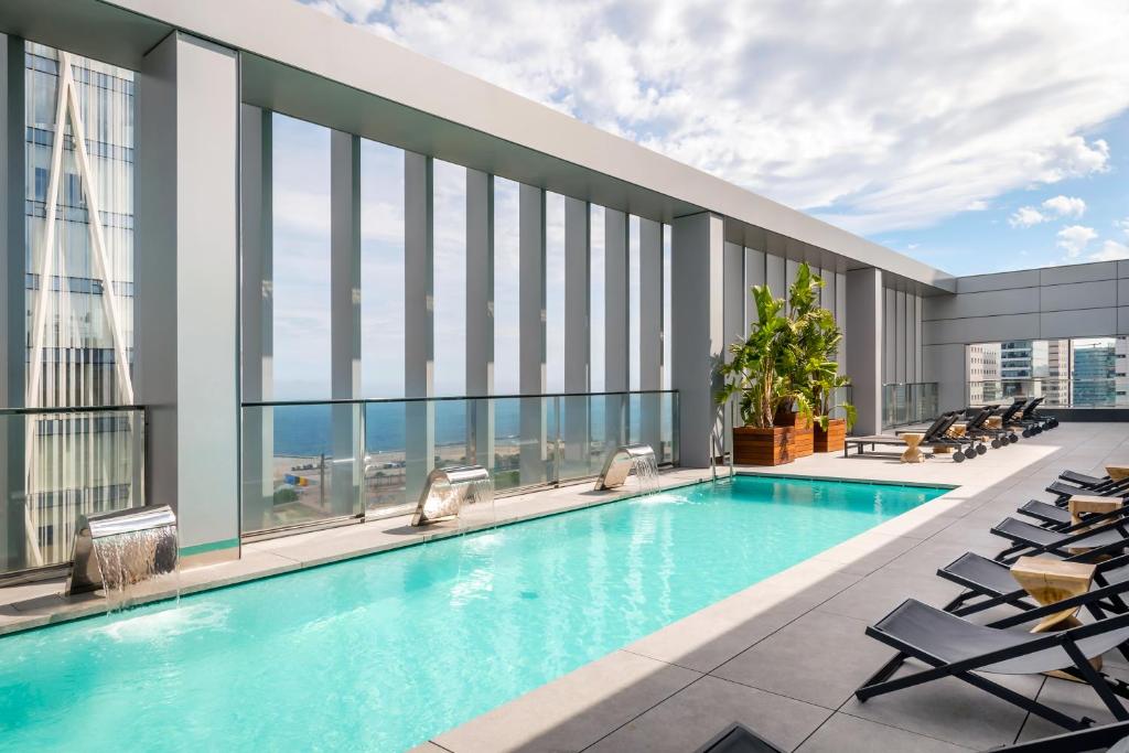 una piscina en la parte superior de un edificio con ventanas en Hotel SB Diagonal Zero 4 Sup, en Barcelona