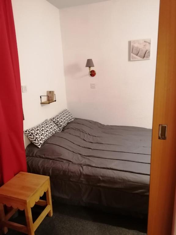 Posteľ alebo postele v izbe v ubytovaní CŒUR D'ALTAÏR RISOUL 1850 Appartement T2 confortable skis aux pieds à 300 m centre