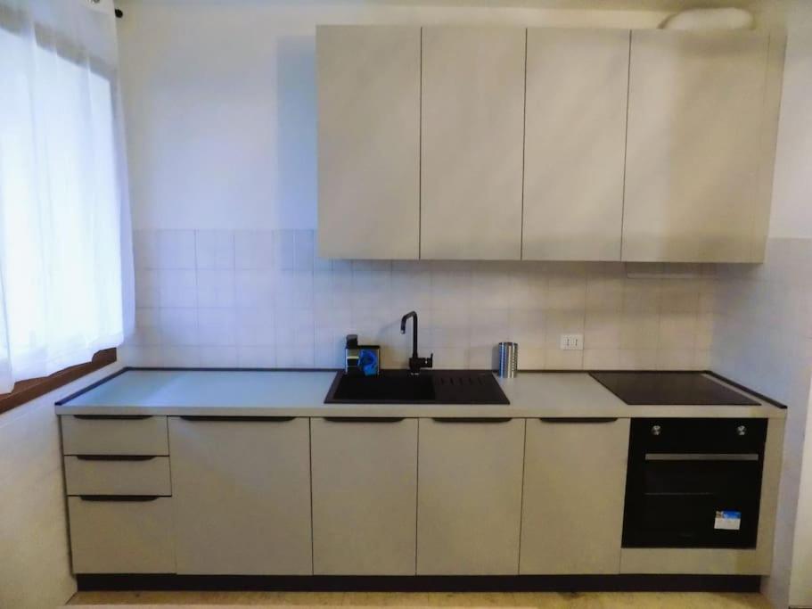 Kuchyň nebo kuchyňský kout v ubytování spazioso mini appartamento