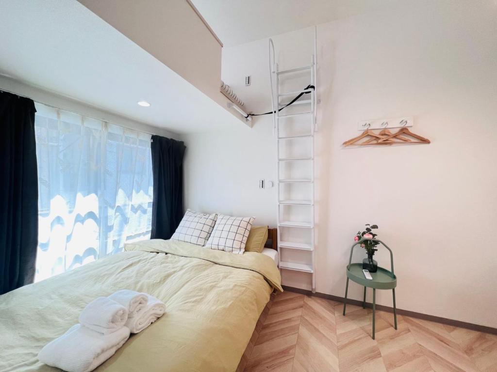 1 dormitorio con cama y mesa de cristal en Sugamo house, en Tokio