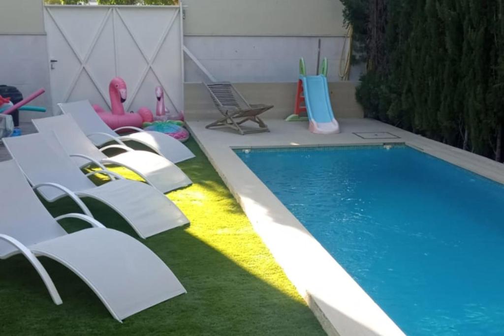 Bazén v ubytování RentalSevilla Brisa del Aljarafe con piscina climatizada a 15 minutos de Sevilla nebo v jeho okolí