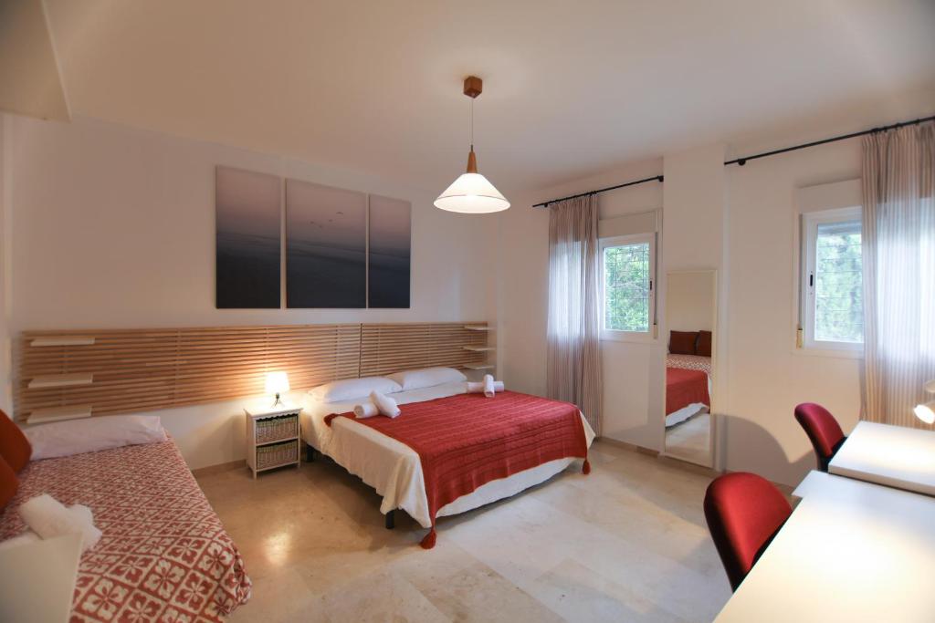 Postel nebo postele na pokoji v ubytování RentalSevilla Brisa del Aljarafe con piscina climatizada a 15 minutos de Sevilla