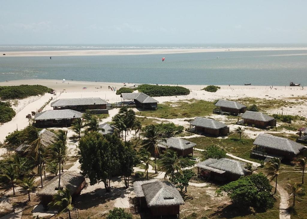 uma vista aérea de uma praia com cabanas e o oceano em Vila Guará em Atins