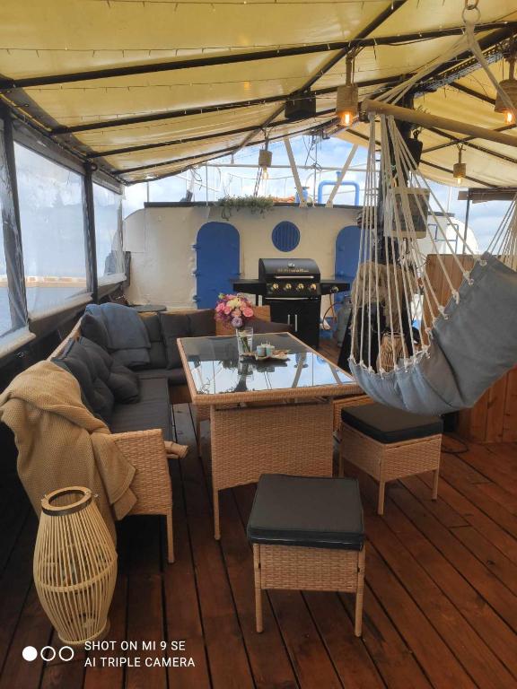 Posezení v ubytování Houseboat GDY-50, dom na wodzie z sauną i jacuzzi