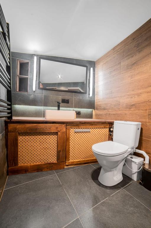 Koupelna v ubytování Houseboat GDY-50, dom na wodzie z sauną i jacuzzi
