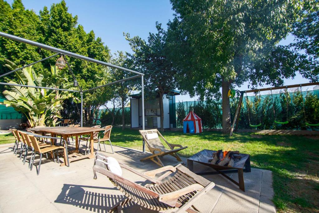 Zahrada ubytování RentalSevilla Brisa del Aljarafe con piscina climatizada a 15 minutos de Sevilla