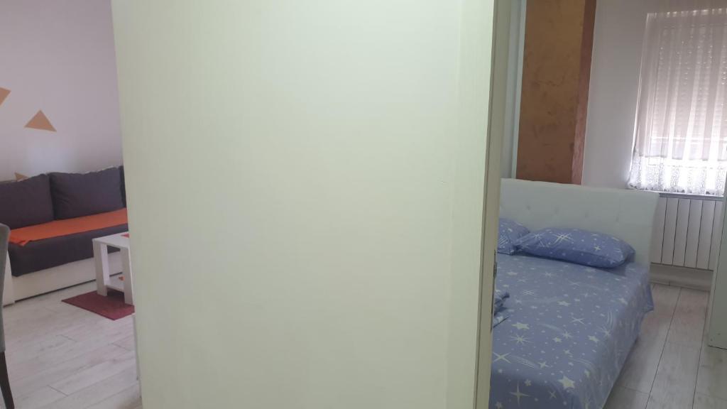 Postel nebo postele na pokoji v ubytování Apartmani Borko 1-2