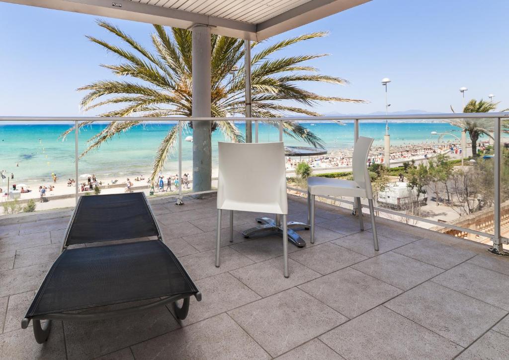 un patio con vistas a la playa en Apartamentos Mix Bahia Real en El Arenal