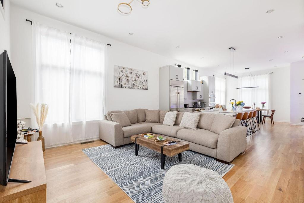 ナッシュビルにあるExtra Spacious 4 Bed / 4.5 Bath Music Row Homeのソファとテーブルのあるリビングルーム