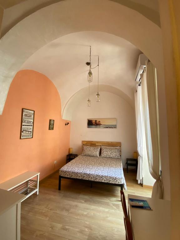 um quarto com uma cama num quarto em In The Heart Of Naples em Nápoles