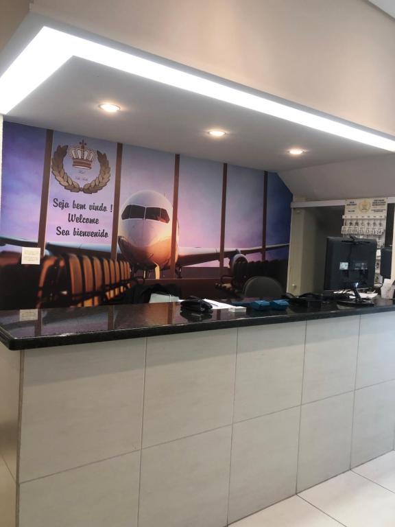 um avião está numa parede num aeroporto em Attriun Hotel em Guarulhos