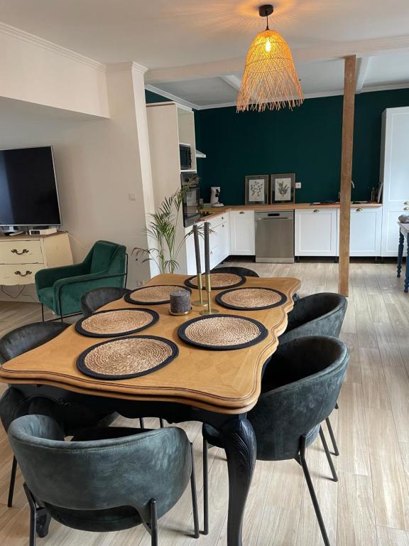 - une salle à manger avec une table et des chaises dans l'établissement Maison 6 personnes 3 chambres proche grand stade Pierre mauroy, à Camphin-en-Pévèle