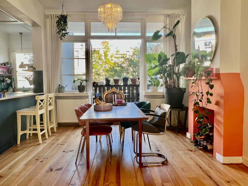 een woonkamer met een houten tafel en stoelen bij IVY - Classical & modern apartment in lovely neighbourhood near beach in Den Haag