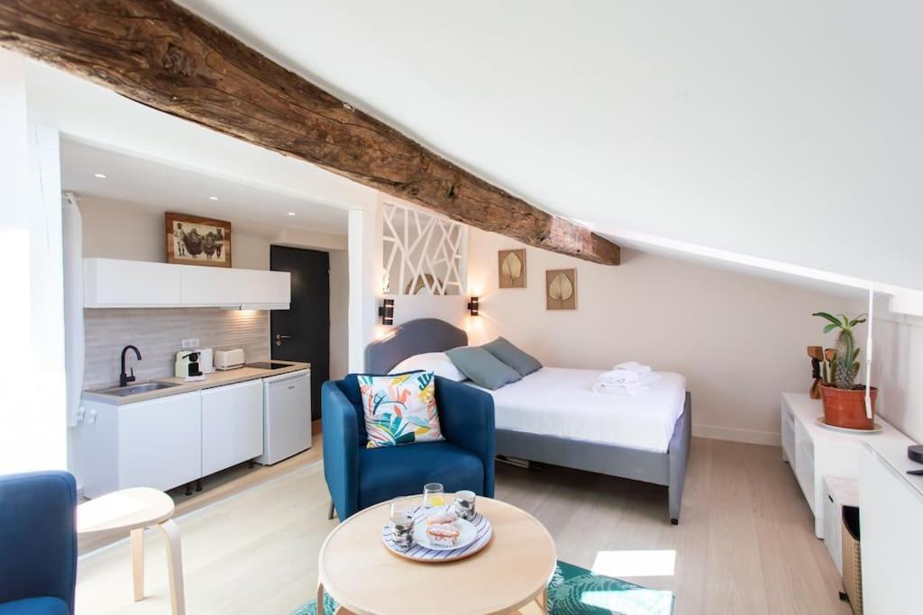 - un salon avec une chambre, un lit et une table dans l'établissement #49 Perfect location Saleya old town 2mins to Sea AC, à Nice
