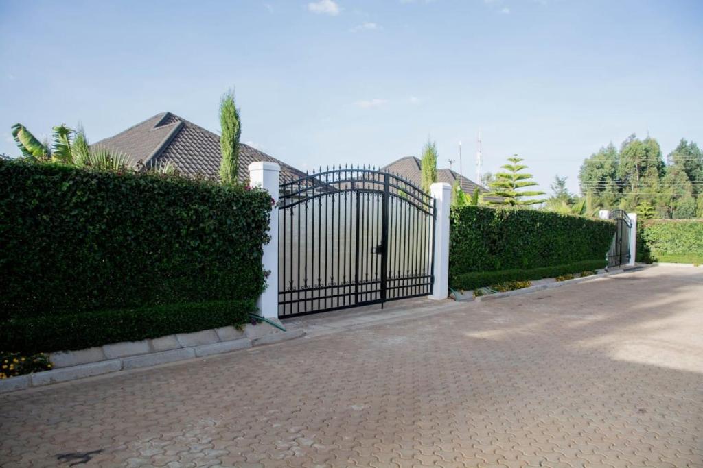 una entrada con una puerta delante de una casa en Blueberry Villas, en Eldoret