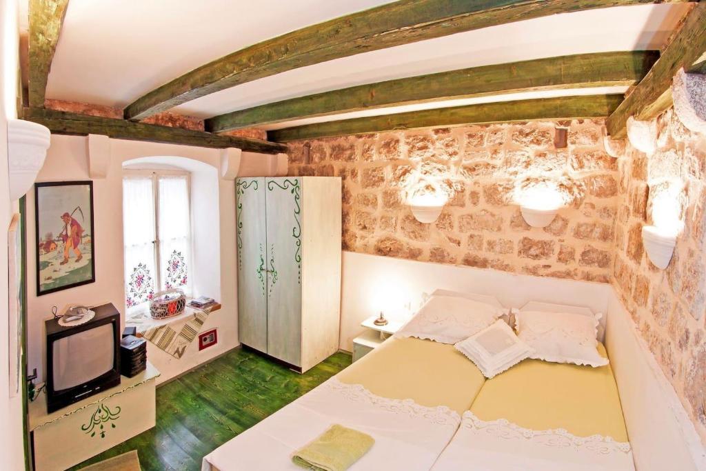 1 Bed Near Old Town - Sleeps 2 w Wifi