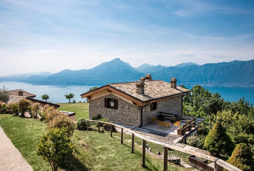 una casa en una colina con vistas al agua en Rustico Bertel, en San Zeno di Montagna