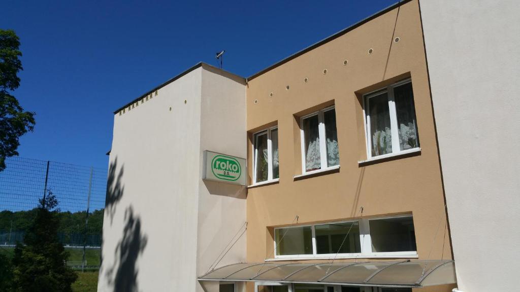 un edificio con un cartel en el costado en Dom Sportowca Roko, en Gdansk