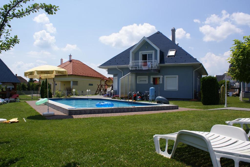 Bazén v ubytování Kék Vendégház Family Resort nebo v jeho okolí